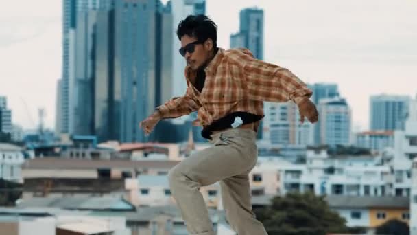西班牙霹雳舞蹈演员练习B Boy脚步声在屋顶上与城市景观或天空碎碎碎机 年轻的现代舞蹈团在跳嘻哈舞 户外运动2024 — 图库视频影像