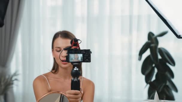 Młoda Kobieta Tworzy Filmy Instruktażowe Dla Mediów Społecznościowych Bloger Piękności — Wideo stockowe