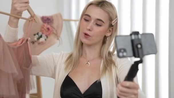 Unge Sociale Mediale Indhold Skaberen Kvinde Gøre Mode Video Ved – Stock-video