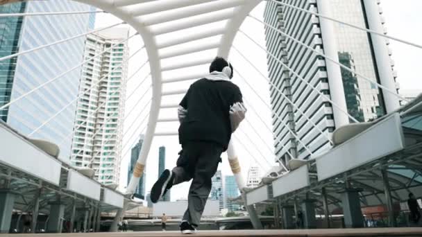 Pemuda Asia Hipster Menunjukkan Langkah Kaki Pusat Kota Dikelilingi Oleh — Stok Video