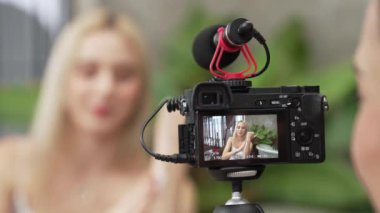 Yeşil bitki üzerine doğal güzellik ve kozmetik dersi yapan iki güzel içerik yaratıcısı bahçe videosunu terk ediyor. Güzellik blogcusu sosyal medyum izleyicilere güzellik hizmetinin nasıl uygulanacağını gösteriyor. Blithe