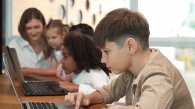 Çocuk, BTMM Teknoloji dersinde çok kültürlü bir arkadaşın öğrenmesi sırasında elini kaldırdı. Mühendislik kodları ve programlama sistemleri üzerine çeşitli öğrenci çalışmaları. Cevap ver. Soruyorum, oyluyorum. Etkinlik.