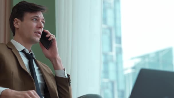 Homme Affaires Assis Sur Des Meubles Parlant Téléphone Tout Travaillant — Video