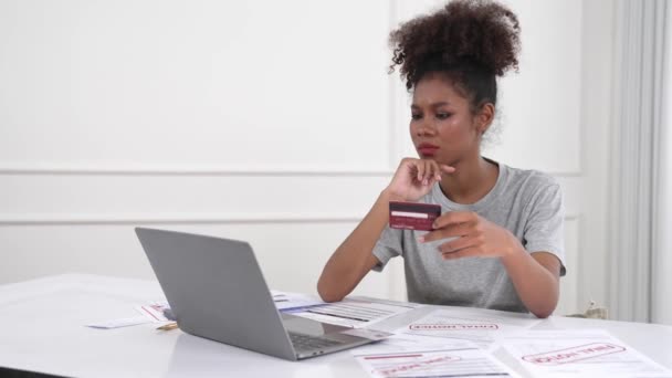 Jovem Estressada Tem Problemas Financeiros Com Dívida Cartão Crédito Para — Vídeo de Stock