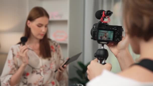 Dos Socios Influencers Filman Video Vivo Revisión Vlog Maquillaje Prim — Vídeos de Stock