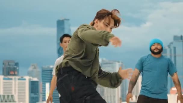 Professionele Aziatische Straatdanser Oefenen Boy Dance Terwijl Multiculturele Vrienden Het — Stockvideo