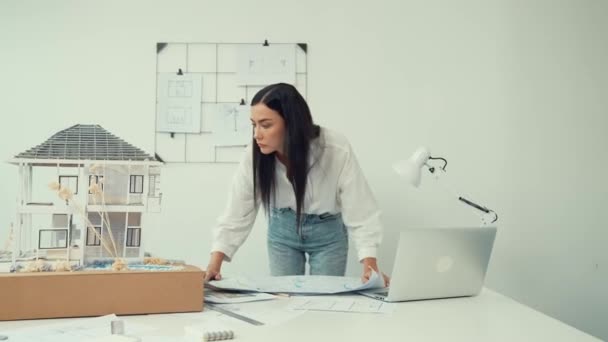 Jonge Mooie Kaukasische Architect Zet Blauwdruk Tafel Vergelijk Met Huismodel — Stockvideo