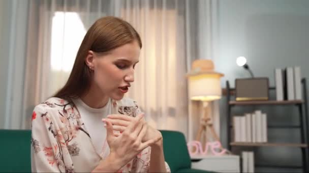 Penyalur Perempuan Merekam Live Streaming Vlog Ulasan Video Makeup Prim — Stok Video