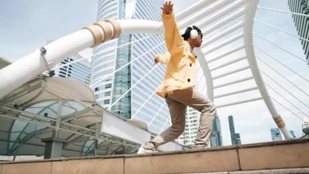 아시아 카메라와 합니다 헤드폰에서 음악을 도시에서 춤을하면서 계단을 스포츠 2024 — 비디오