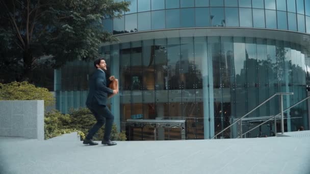 Hombre Negocios Bailando Caminando Sosteniendo Bolsa Mientras Baila Mantenerse Fresco — Vídeos de Stock