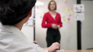 Akıllı yönetici yaratıcı iş toplantısında elini kaldırıyor ve soru soruyor. Bu arada genç beyaz, güzel iş kadını kendinden emin bir şekilde cevap veriyor. Takım çalışması, beyin fırtınası, tartışma. Tertemiz..