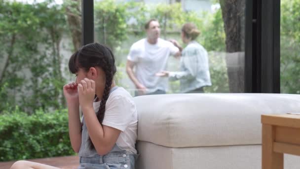 Stres Nešťastná Mladá Dívka Choulí Koutě Zacpává Uši Aby Neslyšela — Stock video