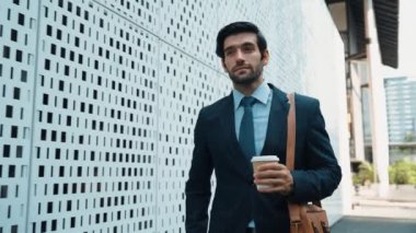 İş adamı telefona cevap verir ve iş yatırımları hakkında konuşur. İş planı, pazarlama stratejisi ya da çalışma hakkında konuşmak için akıllı telefonla konuşurken sokakta yürüyen mutlu bir yönetici. Sevinçli..