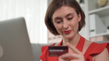 Kadın alışverişi ya da internet pazarında online ödeme modern yaşam tarzı için satış öğeleri arama ve prim siber güvenlik yazılımı tarafından korunan cüzdan çevrimiçi ödeme için kredi kartı kullanma