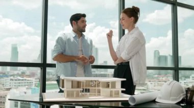 Yetenekli mimar mühendis takımı ev modeli inşaatı hakkında konuşuyor. Başarılı iç tasarım beyin fırtınası, paylaşım, mimari tasarım. Yaratıcı tasarım. İzleme