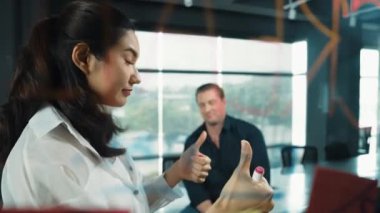 Genç kendine güvenen iş kadını projeyi uzman yatırımcıya sundu. Profesyonel proje yöneticisi başlangıç projesini açıklamak için yapışkan notlar kullanır, beyin fırtınası fikirlerini yatırımcıya paylaşır. Yönlendirici.