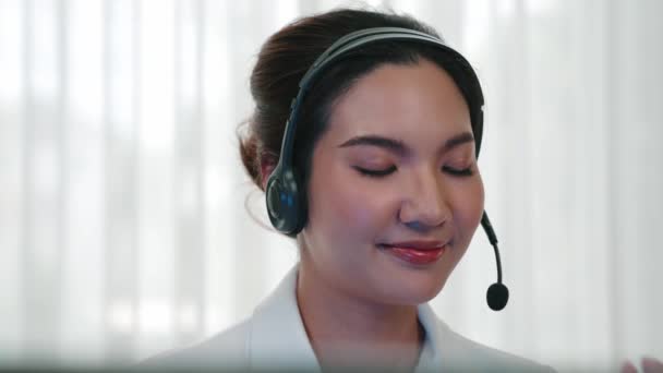 Mujer Negocios Con Auriculares Vivancy Trabajando Oficina Para Apoyar Cliente — Vídeo de stock