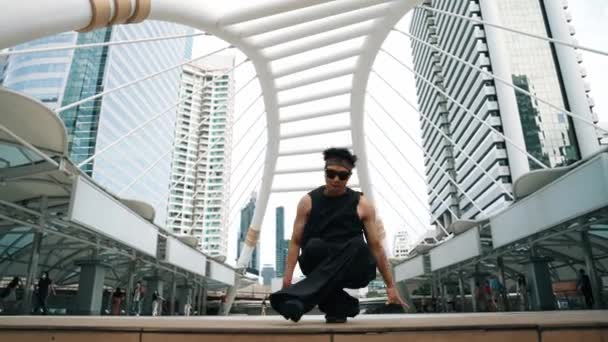 Nízkoúhlá Kamera Profesionálního Pouličního Tanečníka Jak Tančí Boy Mladý Atraktivní — Stock video
