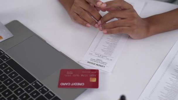网上购物的女性在网上浏览现代生活方式的商品 并利用信用卡从钱包中获得在线付款 而钱包又受到重要的网络安全软件的保护 — 图库视频影像