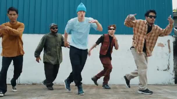 Grupp Hip Hop Koreografer Dansar Streetdance Tillsammans Väggen Unga Stiliga — Stockvideo