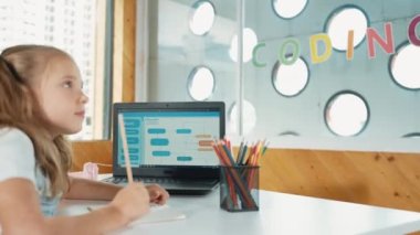 Dizüstü bilgisayar ekranı mühendislik kodlama programı ya da programlama sistemi kullanarak ödevini yazarken ya da yaparken sevimli düşünen öğrenci. Kız arkasını dönüp başparmağını gösterirken düşünüyor. Etkinlik.
