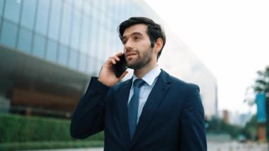 Kafkasyalı yetenekli bir proje yöneticisi. Bulanık geçmişiyle şehirde yürürken telefonla konuşuyor. Akıllı telefon kullanan yetenekli bir işadamı bulanık geçmişi olan bir proje yöneticisiyle konuşuyor. Sevinçli..