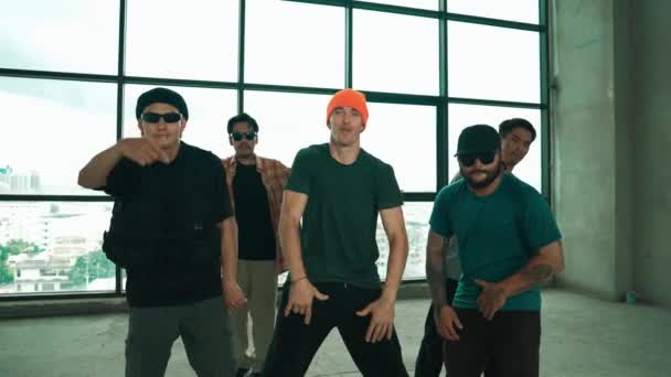 Grupo Hipster Multicultural Mirando Cámara Mientras Realizan Break Dance Edificio — Vídeo de stock