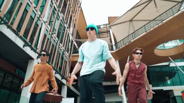 Diverse Hiphop Groep Oefenen Samen Break Dansen Energetische Grappige Street — Stockvideo