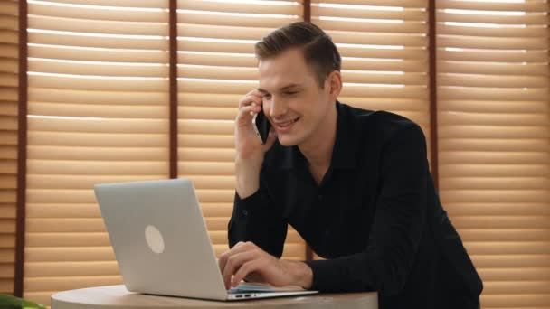 Счастливый Бизнесмен Продавец Занимающийся Онлайн Бизнесом Дистанционно Работающий Ноутбуком Делающий — стоковое видео