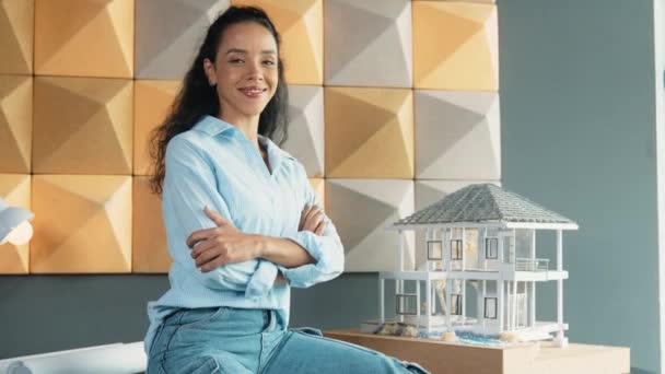Ευτυχισμένη Γυναίκα Ισπανίδα Αρχιτέκτονα Μηχανικός Στέκεται Χαμογελαστό Χέρι Διπλωμένο Μοντέλο — Αρχείο Βίντεο