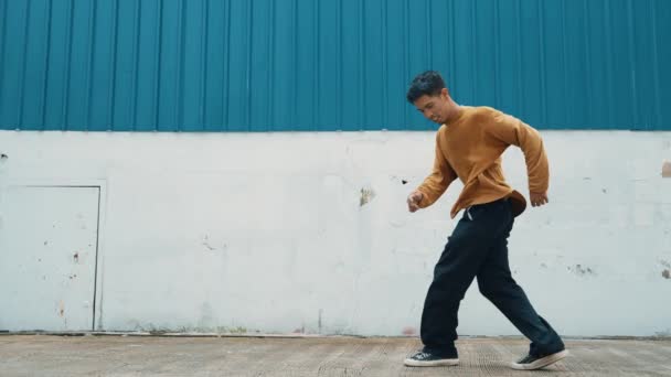 Латиноамериканец Растягивает Руки Танцует Перед Стеной Съемка Танцовщицы Хореографа Повседневной — стоковое видео