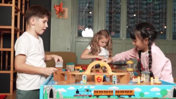 Multicultureel Meisje Dat Speelgoed Speelt Creativiteit Verbeteren Ontwikkelen Diverse Studenten — Stockvideo