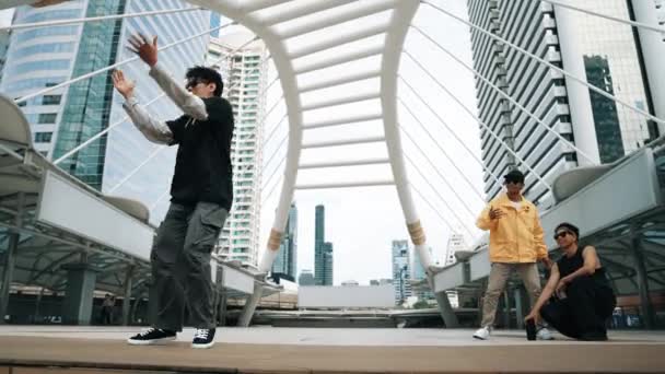 Skupina Profesionálních Multikulturních Tanečníků Rozveseluje Zatímco Asijský Hipster Provádí Kroky — Stock video