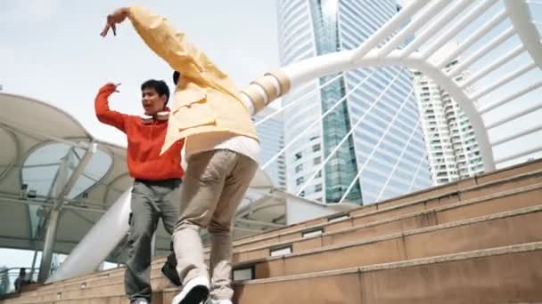 Разнообразная Группа Хипстеров Поднимается Лестнице Исполняя Уличные Танцы Привлекательная Азиатская — стоковое видео
