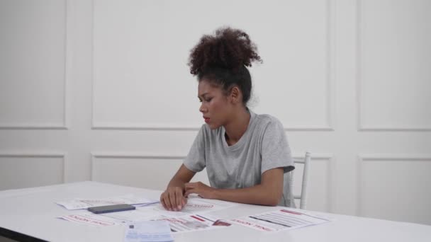 Стрессовая Молодая Женщина Имеет Финансовые Проблемы Задолженностью Кредитным Картам Оплатить — стоковое видео