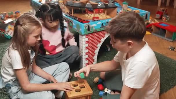 Мультикультурные Умные Студенты Вместе Играют Деревянный Блок Игровой Комнате Детского — стоковое видео