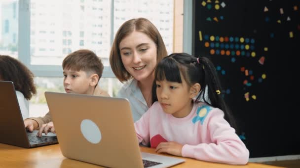 교실에서 노트북을 사용하여 학생을 가르치는 똑똑한 선생님 강사는 프로그래밍 엔지니어링 — 비디오