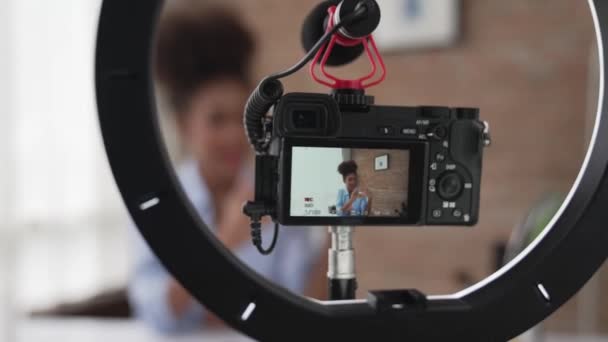 Tylny Widok Kamery Nagrywania Kobieta Influencer Strzelać Żywo Streaming Vlog — Wideo stockowe
