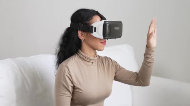 Jonge Vrouw Die Virtual Reality Bril Thuis Gebruikt Voor Cruciale — Stockvideo
