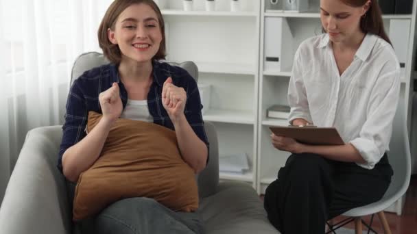Happy Patient Psychologist Exchanging Mental Health Conversation Clinic Positive Emotion — Stock Video