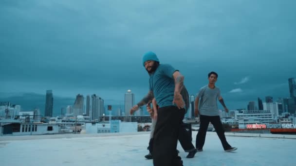 Латиноамериканский Хипстер Танцует Окружении Мультикультурного Друга Голубым Небом Группа Уличных — стоковое видео