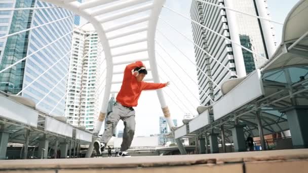 Asiático Hipster Vestindo Fone Ouvido Mostrar Passo Passo Enquanto Saltando — Vídeo de Stock