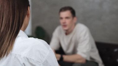Psikolojik konsültasyon zihinsel problemde iyileşme kaydediyor, genç hasta terapi seansında, psikiyatrist de akıl hastalıkları konusunda tanı koyuyor. Zihinsel tedavi seansı. Düzenle