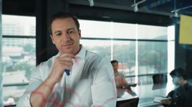 Akıllı lider işadamı cam tahtanın önünde proje başlatmayı düşünüyor. Gülümseyen erkek proje yöneticisi yaratıcılık pazarlama stratejisini gösteren renkli yapışkan notlara bakıyor. Yönlendirici.