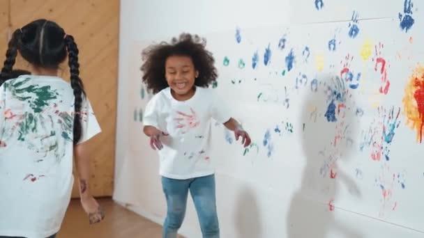 玩世不恭的孩子们在白种人的背景前 用色彩斑斓的手玩耍和奔跑 有趣的多文化学生喜欢参加艺术课 创造性活动概念 Erudition — 图库视频影像