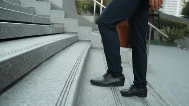 Κοντινό Πλάνο Μιμούμενο Πόδι Του Έξυπνου Επιχειρηματία Περπατάει Κρατώντας Μια — Αρχείο Βίντεο