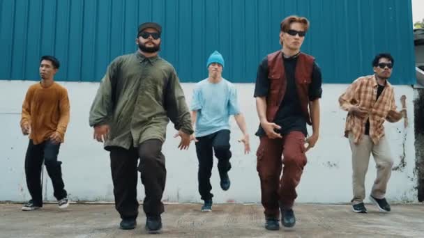 Grupo Coreógrafos Hip Hop Bailando Danza Callejera Juntos Pared Equipo — Vídeos de Stock