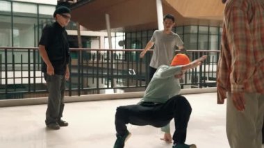 Profesyonel hipster hip-hop dansı yapıyor. Etrafı çok kültürlü arkadaşlarla çevrili. Hippi grup el çırptı ve profesyonel break dansçı sokak dansını teşvik etti. Açık hava sporu 2024 hiphop..