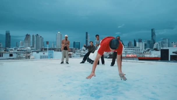 Profesyonel Hippi Hareketsiz Poz Verirken Aynı Zamanda Şehir Manzaralı Çatıdaki — Stok video