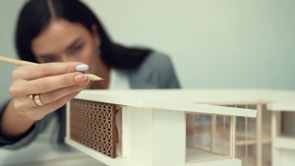 Aproape Profesioniști Frumoși Inginer Arhitect Tânăr Concentrează Lungimea Modelului Casei — Videoclip de stoc